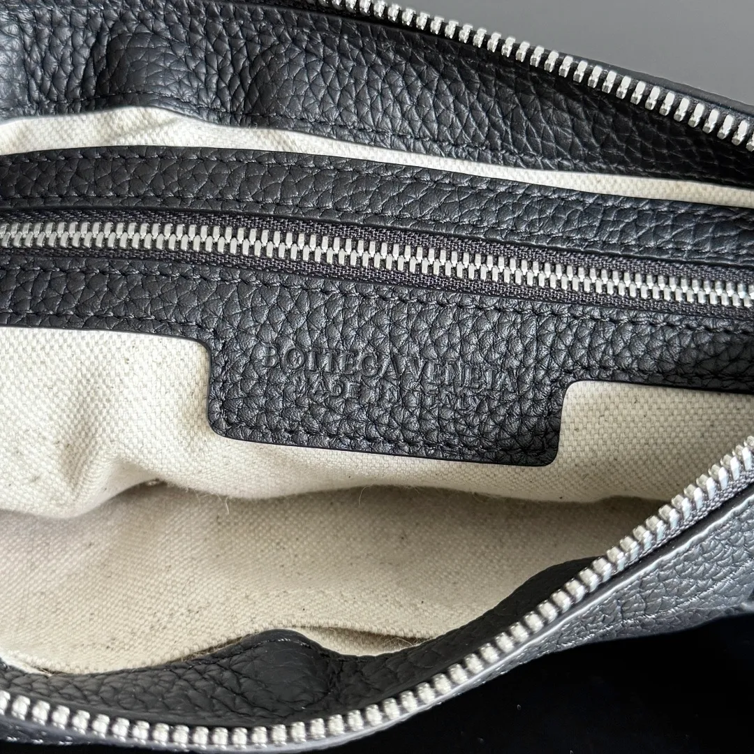 Batch 1720 BOTTEGA VENETA Bottega Veneta's 2025 new product Diago zipper backpack, a new summer bag [circle] This new men's crossbody bag is made of high-quality calfskin, with a natural texture as a whole. The gloss of the bag changes at any time with different lights. This seemingly simple bag is very attentive to details. , it must be carefully handmade to achieve this effect. The calfskin leather is delicate and soft, and it is particularly comfortable to carry close to the body. It also comes with a large zippered compartment and an open lining. When you go shopping and travel, having such a light and soft small bag can free your hands, reduce the burden of travel, and make you happier. Style number: 837112 Size: 25*15*5cm